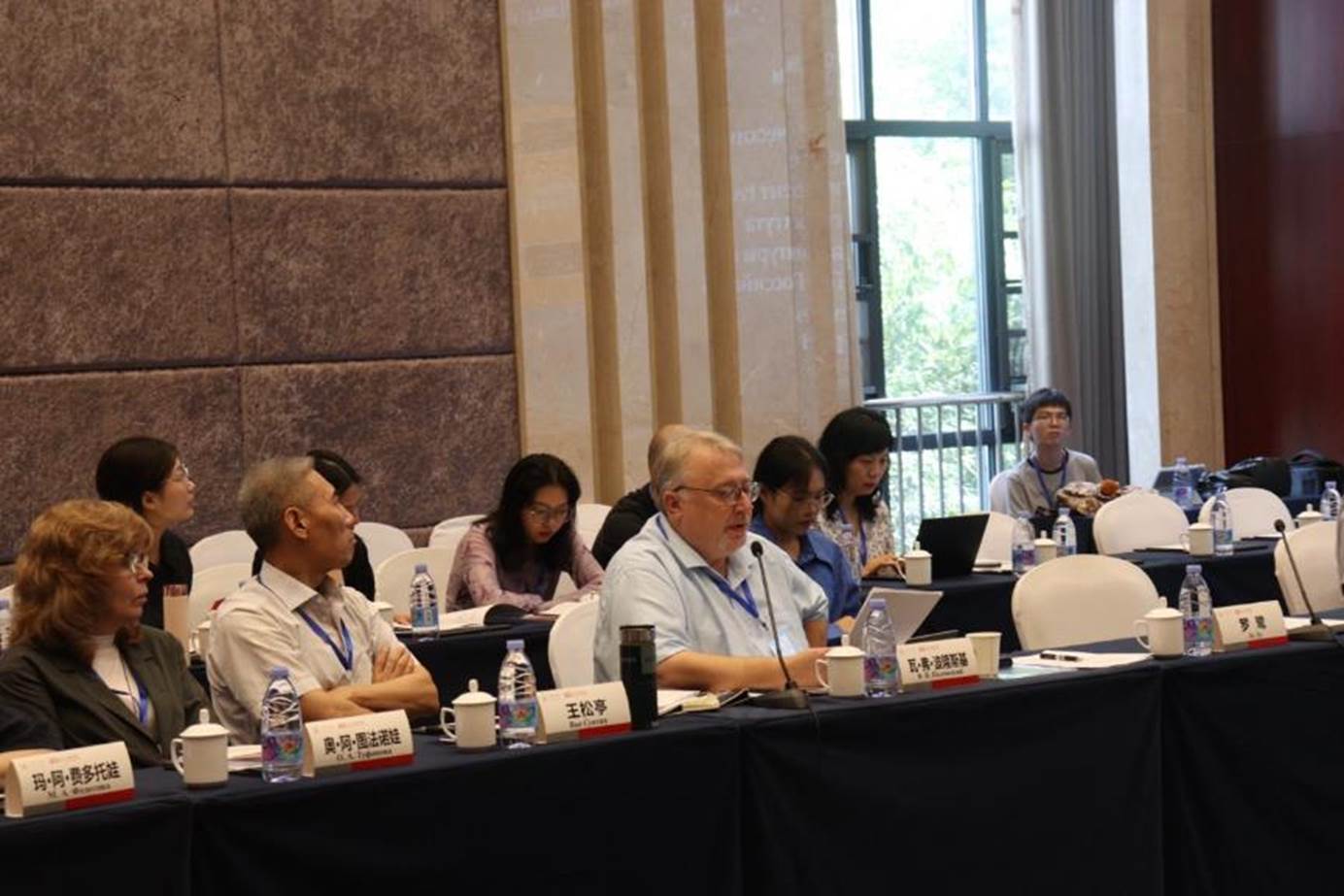 一群人坐在桌子前AI 生成的内容可能不正确。